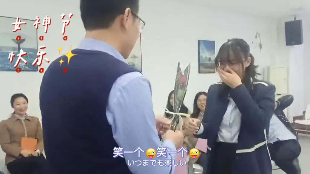 今天你把女神逗笑了吗？|祥聚座椅开展“女神节”献花活动(图3)
