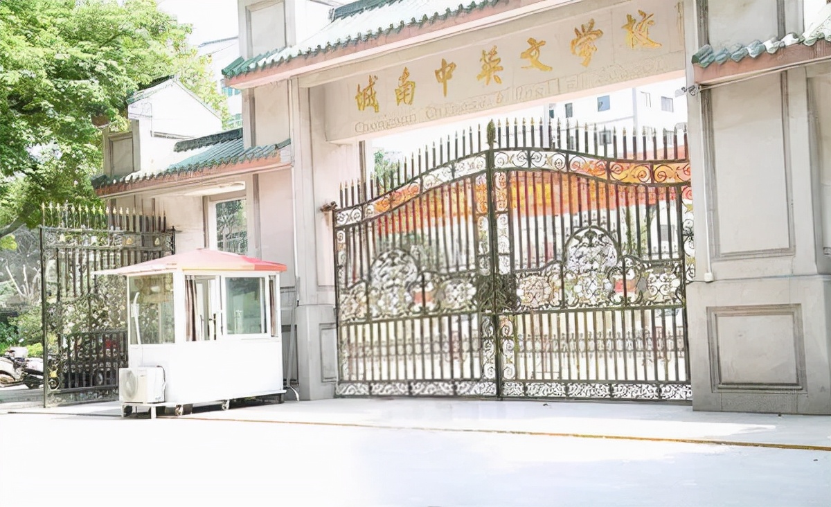 潮州城南中英文学校用的原木风格课桌椅是怎样的？