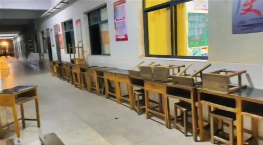 课桌椅如此重要？家长自费给孩子全班换课桌椅！连上2个热搜！(图3)