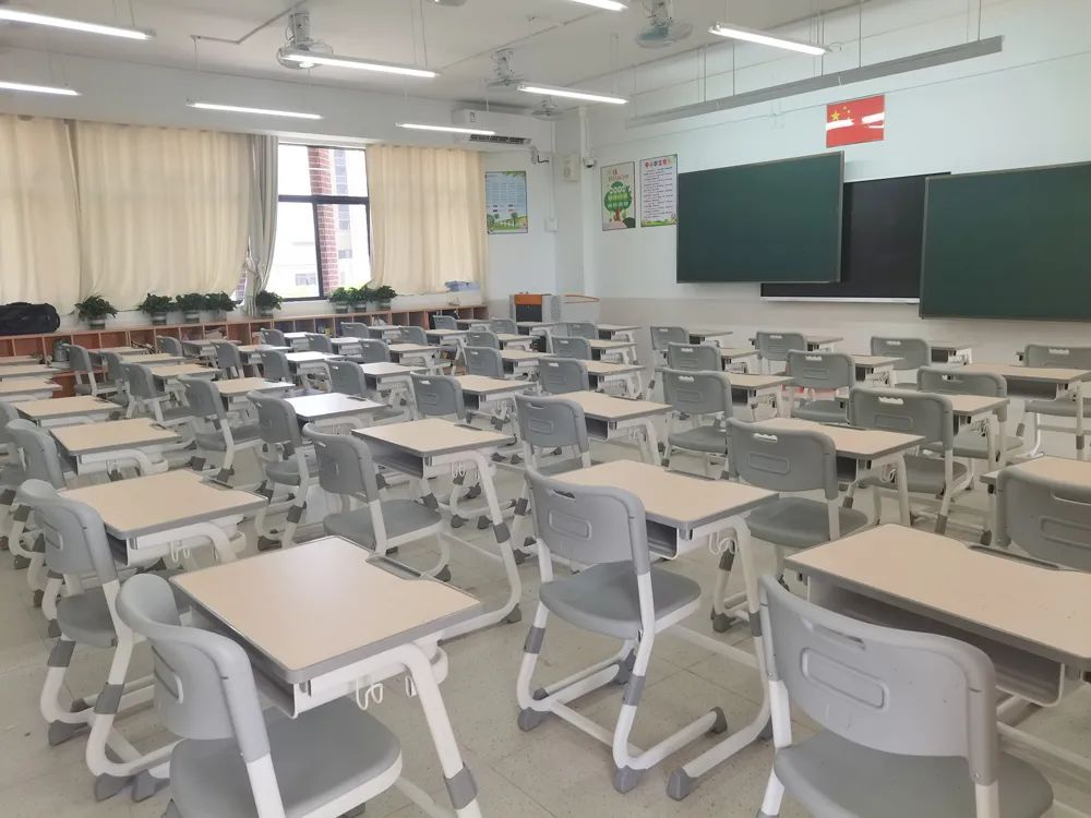 课桌椅如此重要？家长自费给孩子全班换课桌椅！连上2个热搜！(图8)
