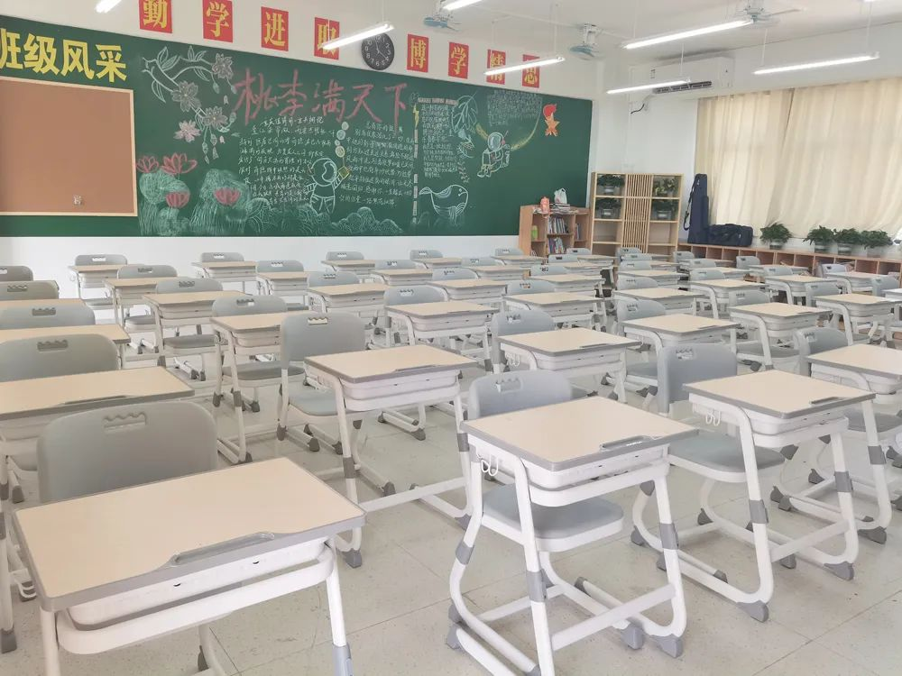 课桌椅如此重要？家长自费给孩子全班换课桌椅！连上2个热搜！(图9)