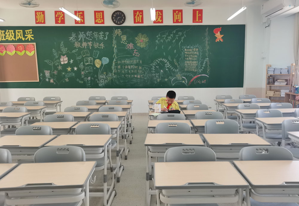 课桌椅如此重要？家长自费给孩子全班换课桌椅！连上2个热搜！(图12)